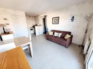 Appartements Charmant T2 avec Balcon a Deux Pas de la Digue, Plein Ouest - Cuisine Equipee, Sejour Lumineux - FR-1-675-24 : photos des chambres