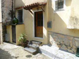 Ligurisches Rustico, umgeben von Olivenhainen am Dorfrand