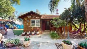 צימרים בית הזורע - 5 בקתות כפריות עם בריכה מחוממת משותפת ליד הכנרת - Um Qeis