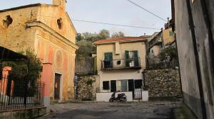 Ligurisches Rustico, umgeben von Olivenhainen am Dorfrand