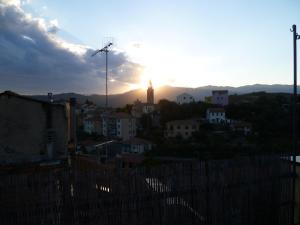 Ligurisches Rustico, umgeben von Olivenhainen am Dorfrand