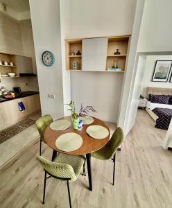 Homestay 20 -11 Antara Residence, Lake view near PICC