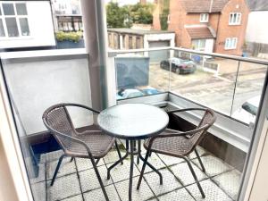Central Leigh, on the Broadway, private gated parking, balcony