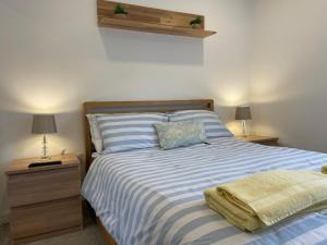 Central Leigh, on the Broadway, private gated parking, balcony