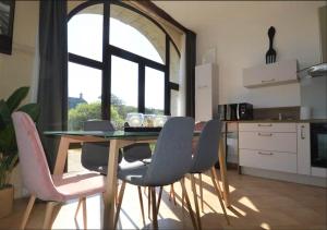 Appartement lumineux et cosy avec jardin vue sur chateau près Port en Bessin, Bayeux et Omaha Beach