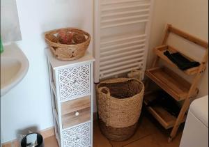 Appartements Appartement lumineux et cosy avec jardin vue sur chateau pres Port en Bessin, Bayeux et Omaha Beach : photos des chambres
