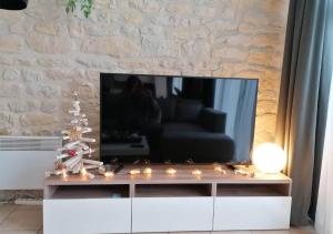 Appartement lumineux et cosy avec jardin vue sur chateau près Port en Bessin, Bayeux et Omaha Beach