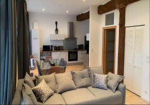 Appartement lumineux et cosy avec jardin vue sur chateau près Port en Bessin, Bayeux et Omaha Beach