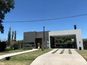 Moderna casa con pileta en barrio privado - General Rojo