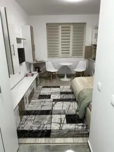 Studio Q 2 - 奥内什蒂