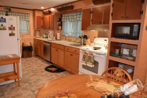 Black Beary Creek Cabin - a Romantic Smoky Mountain Escape - Cozy, Peaceful, Creek-side cabin close to Pgeon Forge, Dollywood, Gatlinburg, the Great Smoky Mountains National Park, and the major attractions in the Smokies