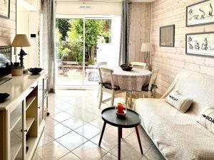 Appartements meridien situe proximite de la plage du men du : photos des chambres
