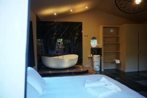Chambre de charme indépendante Alba avec baignoire îlot - Domaine Astra, Grans