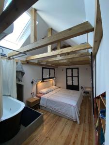 Lisbon Duplex Alfama, River Views & Hydromassage