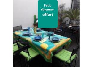 Sejours chez l'habitant Patio2 Pezenas CENTRE il y a plus cher mais c est moins bien : photos des chambres