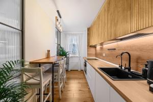 Cozy Elegant Stay with Mountain Views & Parking