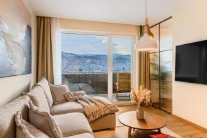 Cozy Elegant Stay with Mountain Views & Parking