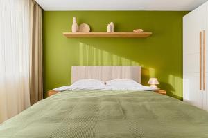 Cozy Elegant Stay with Mountain Views & Parking