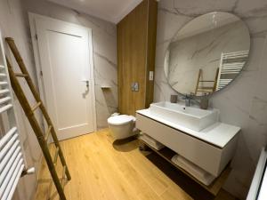 Cozy Elegant Stay with Mountain Views & Parking