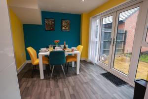 Lovely 3 bedroom house, Sleeps up to 5, 1 comfy double bed, 3 comfy single beds, Suitable for contractors and holiday makers, Quiet area, free wifi, Parking, Garden,