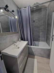 Cozy 1 Br with a seaview, AC, Pool and Parking