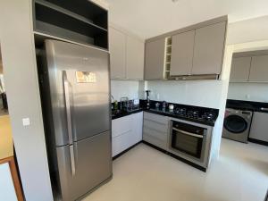 Apartamento 3 Suítes, 2 Vagas na Meia Praia