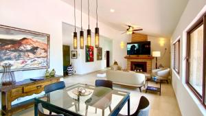 Modern 3-Bedroom Retreat in Ajijic-Walk To Everything-Gym-Pickleball-Golf Cart