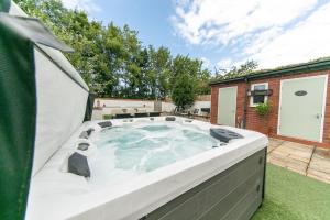 The Hot Tub Townhouse by Holiday Heim