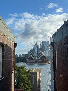 Peaceful unit facing Sydney Opera House