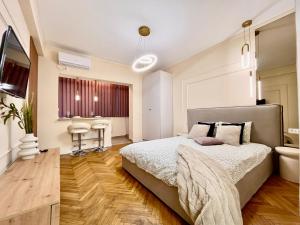 Nomad InstaStudio Near Bucharest Old Town