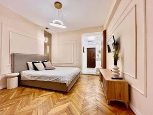 Nomad InstaStudio Near Bucharest Old Town