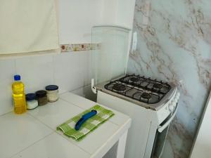 Teresitas House Suites con cocina privada , ideal para parejas, AC, wifi agua caliente, cerca del aeropuerto, a pocos pasos del malecón San Cristóbal