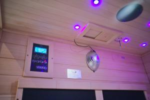 Appartements Popart Insolite Jacuzzi,Sauna & SPA Parking free : photos des chambres