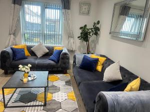 3 Bedrooms homely House sleeps seven comfortably with three double beds and one single bed Free parking on private drive for upto 3 cars vans For business travellers contractors and holiday goers Nearmajor transport links