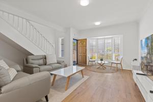 Elegant 3-Bed Home Steps from Sunny Glenelg Beach