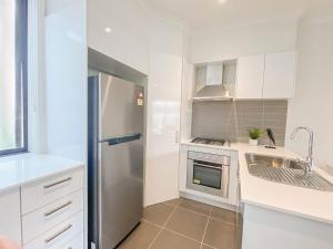 3 Bedroom Modern Central Clayton Living