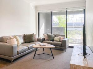 3 Bedroom Modern Central Clayton Living