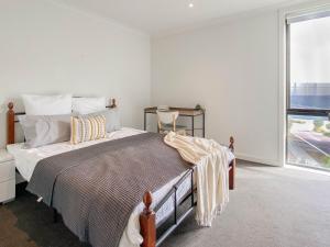 3 Bedroom Modern Central Clayton Living