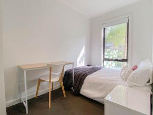 3 Bedroom Modern Central Clayton Living