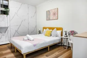 Serene Queen Room - Centrally Located at Gregory Hills - Shared Bathroom - Camden