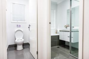 Serene Queen Room - Centrally Located at Gregory Hills - Shared Bathroom