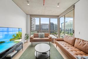 Bright 2-Bed Apartment with Gym BBQ & Pool Access