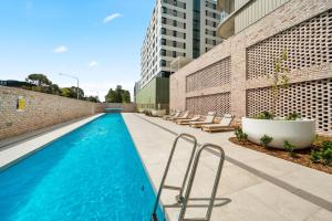 Bright 2-Bed Apartment with Gym BBQ & Pool Access