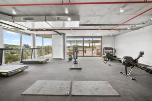 Bright 2-Bed Apartment with Gym BBQ & Pool Access