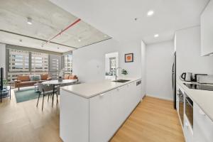 Bright 2-Bed Apartment with Gym BBQ & Pool Access