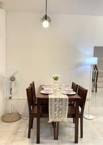 Cute 2 room House with pool access