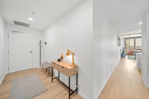 Bright 2-Bed Apartment with Gym BBQ & Pool Access