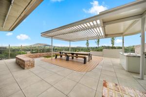 Bright 2-Bed Apartment with Gym BBQ & Pool Access