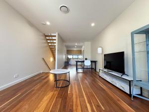 Warm 3beds Home with Yard and parking at Chinatown, CBD