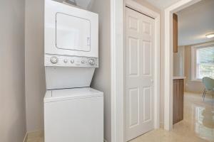 Spacious Modern Condo In Kitchener
